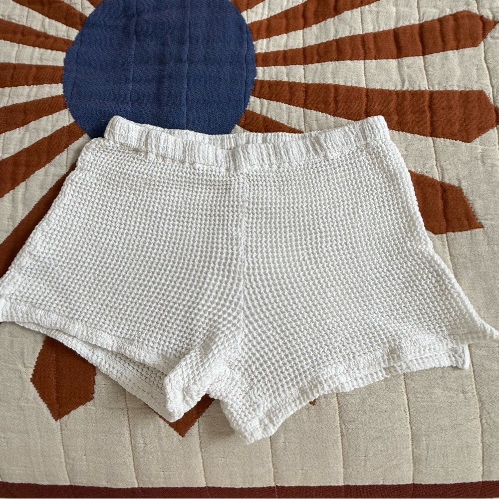 Donni. Waffle white mini shorts‎